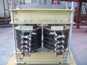 用途：中頻電抗器用于中頻電源作為限流用，產(chǎn)品鐵芯采用優(yōu)質(zhì)冷軋硅鋼片制成，線圈用 T2 銅管繞制，采用水冷卻方式運(yùn)行。