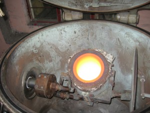 電源采用新一代IGBT關斷器材，開關損耗小、開關速度快、噪音小、IGBT串聯(lián)逆變工作時可以自動調節(jié)、使功率因數(shù)使終保持最大。